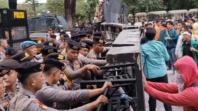 Ilustrasi - Sejumlah personel gabungan kepolisian saat mengawal aksi unjuk rasa di Kawasan Monas Jakarta.