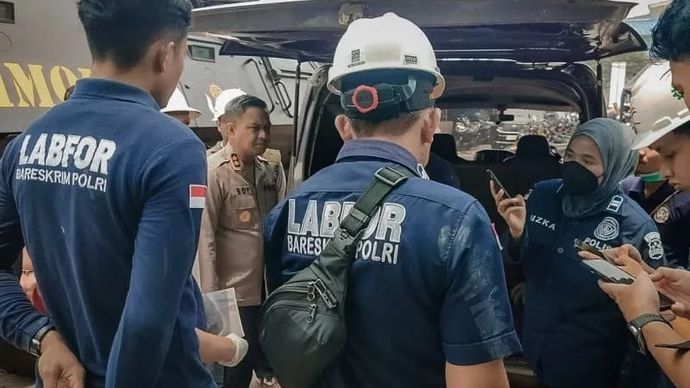 Pusat Laboratorium Forensik (Puslabfor) Bareskrim Polri mendatangi tempat kejadian perkara (TKP) ledakan di Pasar Cimanggis, Ciputat, Tangerang Selatan, yang mengakibatkan korban jiwa, Kamis, 15 Oktober 2026