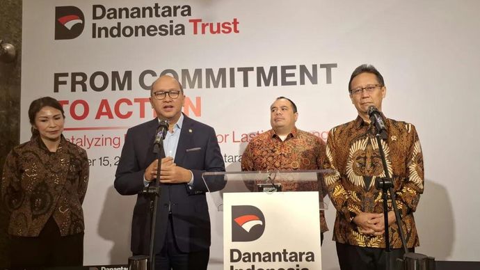 Chief Executive Officer (CEO) Danantara Indonesia, Rosan Roeslani (kiri) dan Menteri Kesehatan Budi Gunadi Sadikin (kanan) dalam konferensi pers satu tahun Danantara Indonesia Trust di Wisma Danantara Indonesia, Jakarta