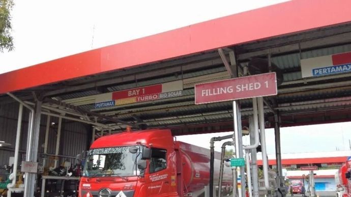 Truk tangki BBM memasok suplai di Terminal BBM Sanggaran, Denpasar, Bali, Kamis, 15 Oktober 2026