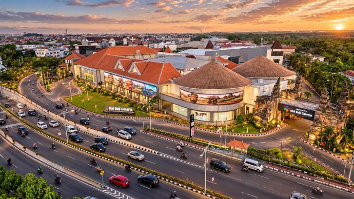  V2 Indonesia kembali meraih Rekor Museum Rekor Dunia Indonesia (MURI) melalui inovasi videotron berbasis kecerdasan buatan. Teknologi tersebut mengintegrasikan pemilihan iklan kontekstual berdasarkan cuaca, waktu, lalu lintas, serta pengukuran respons audiens melalui QR code.