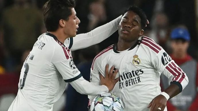 Pemain Real Madrid, Endrick (kanan), merayakan gol ketiga timnya dalam pertandingan fase liga Liga Champions UEFA antara Roma dan Real Madrid di Stadion Olimpiade di Roma, Italia, Rabu 14/10/2026).