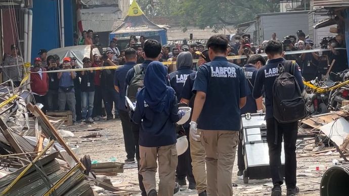 Petugas Labfor Bareskrim Polri mendatangi lokasi ledakan di Pasar Cimanggis, Ciputat. 