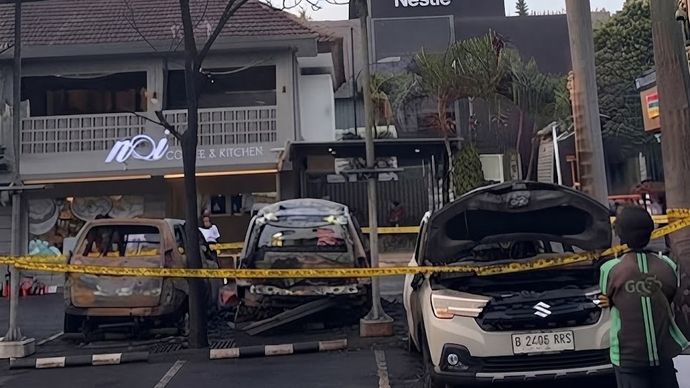 Kondisi Mobil Terbakar di TIS Square