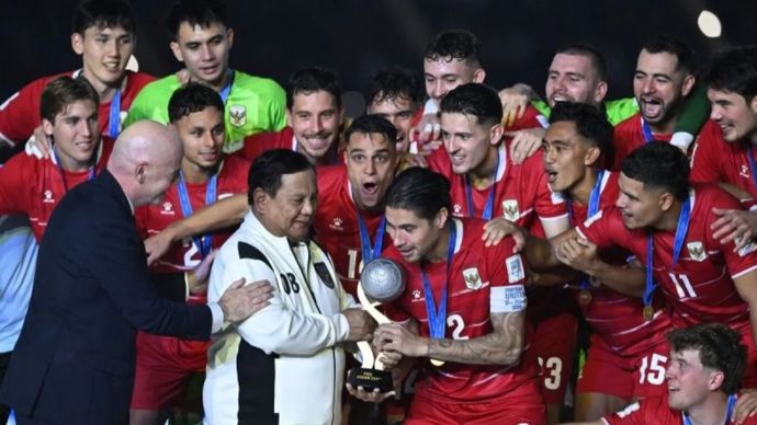 Arsip - Presiden Prabowo Subianto (kedua kiri) bersama Presiden FIFA Gianni Infantino (kiri) menyerahkan piala juara FIFA ASEAN Cup 2026 kepada Timnas Indonesia di Stadion Utama Gelora Bung Karno (SUGBK), Senayan, Jakarta, Senin, 5 Oktober 2026. Indonesia juara setelah mengalahkan Thailand lewat adu penalti dengan skor 4-2.