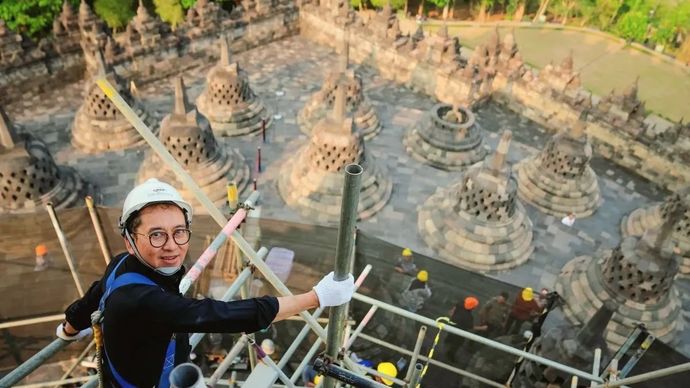 Menteri Kebudayaan Fadli Zon meninjau proses pemugaran yasti dan konservasi Mahastupa Candi Borobudur di Magelang, Jawa Tengah, Rabu, 14 Oktober 2026.
