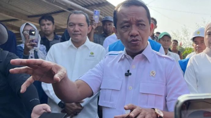 Menteri Koordinator (Menko) Bidang Hilirisasi dan Transisi Energi Bahlil Lahadalia memberi keterangan ketika ditemui setelah acara Bantuan Pasang Baru Listrik (BPBL), di Karawang, Jawa Barat