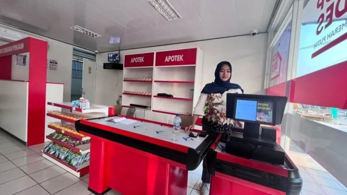 Petugas melayani pelanggan di gerai Koperasi Desa/Kelurahan Merah Putih (KDKMP) di Desa Sarirejo, Kecamatan Bogorejo Kabupaten Blora, Jawa Tengah. Koperasi tersebut menjadi salah satu bentuk pengembangan unit usaha untuk memenuhi kebutuhan masyarakat
