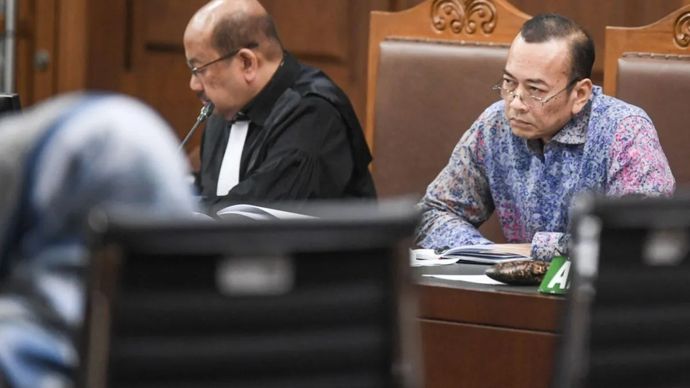 Terdakwa kasus dugaan suap dan gratifikasi pejabat Direktorat Jenderal Bea Cukai (DJBC) Rizal Fadillah (kanan) mendengarkan keterangan saksi pada sidang lanjutan di Pengadilan Tipikor, Jakarta, Senin (14/9/2026). Jaksa Penuntut Umum (JPU) menghadirkan dua saksi dalam persidangan tersebut, yakni Direktur Stabilitas Sistem Keuangan dan Sinkronisasi Kebijakan Sektor Keuangan Kementerian Ayu Sukorini dan mantan Kepala Seksi Intelijen Bea Cukai Orlando Hamonangan