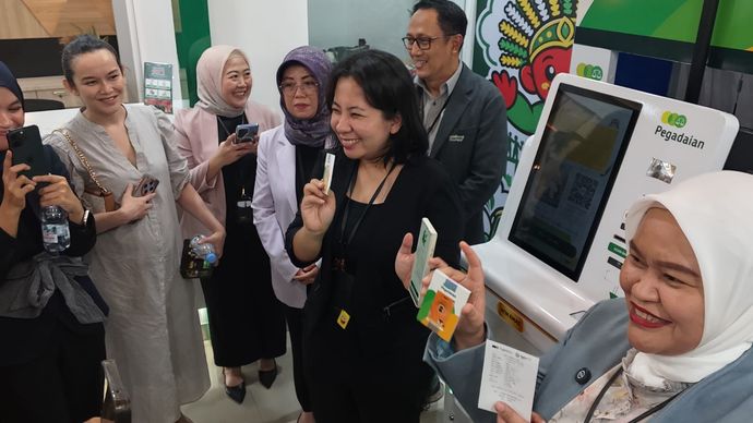 PT Pegadaian (Persero) meluncurkan jaringan Anjungan Tunai Mandiri (ATM) Emas sebagai inovasi baru untuk mempermudah masyarakat memiliki emas fisik secara cepat dan praktis. Terintegrasi dengan aplikasi Tring! by Pegadaian, fasilitas ini memungkinkan nasabah mengonversi saldo Tabungan Emas digital menjadi emas batangan fisik tanpa harus melalui proses pemesanan dan pencetakan konvensional.