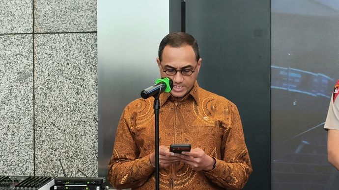Otoritas Jasa Keuangan (OJK) menjatuhkan sanksi administratif berupa denda dengan total Rp2,1 triliun kepada tiga emiten, yakni PT Dian Swastatika Sentosa Tbk (DSSA), PT Barito Renewables Energy Tbk (BREN), dan PT Petrindo Jaya Kreasi Tbk (CUAN).