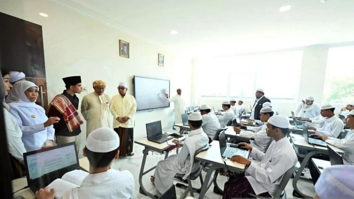 Wakil Presiden RI Gibran Rakabuming Raka meninjau pelatihan kecerdasan buatan (AI) dan robotika di Pondok Pesantren Darullughah Wadda'wah (Dalwa), Kabupaten Pasuruan, Jawa Timur, Jumat, 16 Oktober 2026