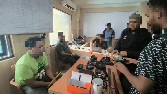 Petugas Satgas Operasi Damai Cartenz melakukan penangkapan terhadap terduga anggota jaringan pemasok senjata api dan amunisi untuk kelompok kriminal bersenjata (KKB) di kawasan Perumnas III, Kota Jayapura, Papua