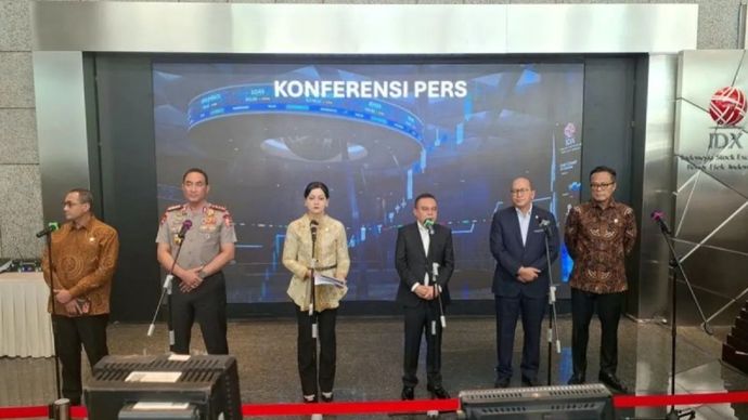 Chief Executive Officer (CEO) Badan Pengelola Investasi Daya Anagata Nusantara (Danantara) Rosan Roeslani (kedua kanan) menghadiri konferensi pers di Gedung Bursa Efek Indonesia (BEI), Jakarta, Jumat, 16 Oktober 2026.