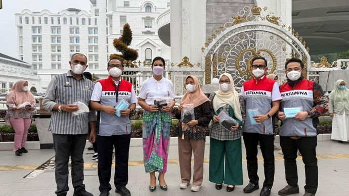 Pertamina Patra Niaga Regional Sumbagut Bagikan 2.200 Masker, Dukung Kesehatan Masyarakat di Tengah Kabut Asap Medan 