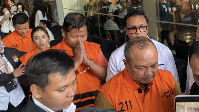Tahanan KPK dalam kasus operasi tangkap tangan di linglungam BNPB keluar dari Gedung Merah Putih KPK, Kuningan, Jakarta Selatan
