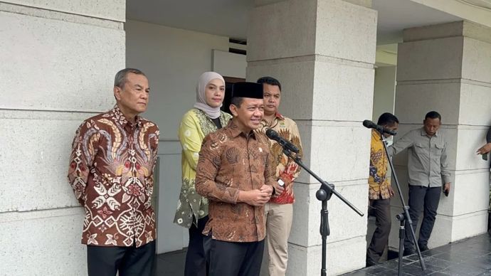 Menteri Koordinator Bidang Hilirisasi dan Transisi Energi Bahlil Lahadalia memberi keterangan ketika dijumpai di Kantor Kementerian ESDM, Jakarta