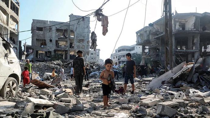 Seorang anak berada di antara puing bangunan akibat serangan udara Israel di kamp pengungsi Al-Shati, sebelah barat Kota Gaza, Palestina, Kamis, 30 Juli 2026