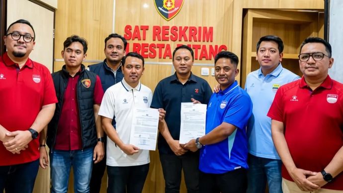 Manajemen Persib Bandung saat mendatangi Mapolresta Batang untuk melakukan koordinasi penanganan kasus penyerangan bus Persib di Kabupaten Batang, Jawa Tengah, Jumat, 16 Oktober 2026.