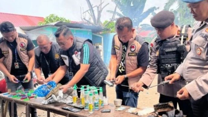 Tim gabungan menggerebek lokasi yang diduga menjadi tempat peredaran narkoba di Desa Mencirim, Kecamatan Kutalimbaru, Kabupaten Del
