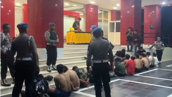 Belasan orang di tangkap polisi saat petugas melakukan operasi penindakan narkoba di Kelurahan Kayumalue, Kota Palu, Sulawesi Tengah, Jumat (16/10/2026) malam. 