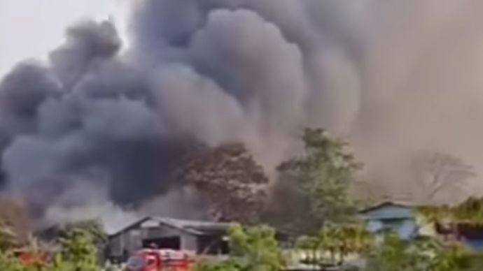 Kebakaran menghanguskan lapak dan bangunan semi permanen di Kalimalang, Kecamatan Cikarang Selatan, Kabupaten Bekasi, Jumat sore, 16 Oktober 2026.