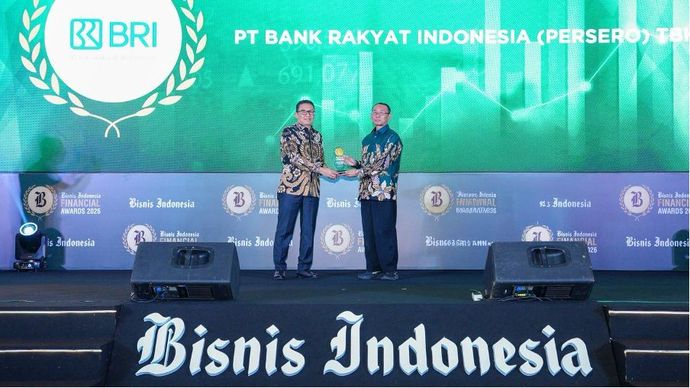 Direktur Finance &amp; Strategy BRI Achmad Royadi menerima penghargaan dalam ajang Bisnis Indonesia Financial Awards (BIFA) 2026 di Jakarta, Senin (12/10)