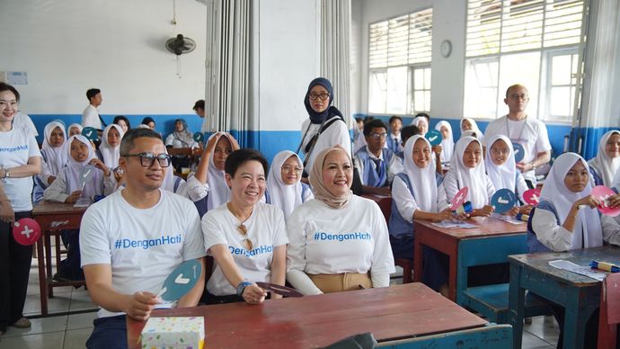 Manajemen Permata Bank mengikuti sesi edukasi keuangan bersama siswa - siswi MTs Imadun Najah, Jakarta Utara dalam agenda Permata CERITA 2026.