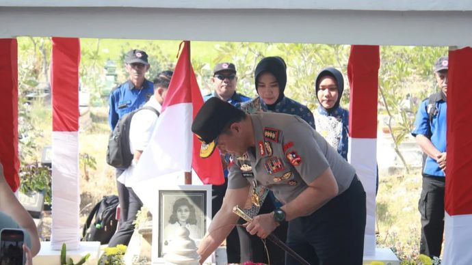 Kapolri Jenderal Polisi Prof. Dr. H. Suyudi Ario Seto berziarah ke makam Marsinah di Kabupaten Nganjuk, Jawa Timur, Sabtu 17 Oktober 2026. 