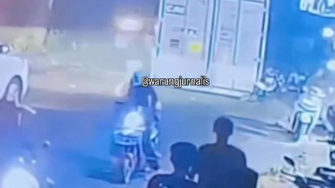 Sebuah kontainer peti kemas terlepas dari truk tronton dan menimpa sepeda motor yang ditumpangi tiga mahasiswi di Jalan Poros Takalar-Makassar, Desa Bontolanra, Kecamatan Galesong Utara, Kabupaten Takalar, Sulawesi Selatan. 
