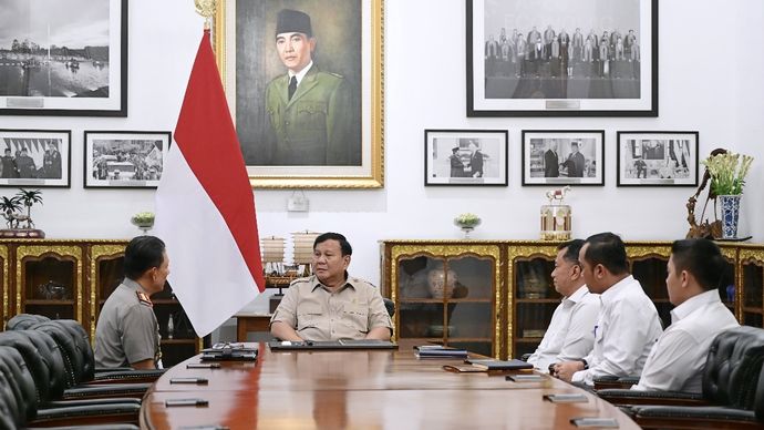 Prabowo Subianto menerima Wakil Menteri Pendayagunaan Aparatur Negara dan Reformasi Birokrasi (PANRB) Purwadi Arianto dan Wakil Kepala Kepolisian Negara Republik Indonesia (Wakapolri) Komjen Pol. Wahyu Hadiningrat di Istana Merdeka, Jakarta
