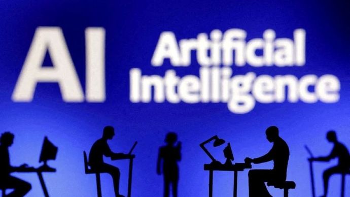 Figur-figur yang dilengkapi dengan komputer dan smartphone terlihat di depan tulisan "Artificial Intelligence AI" dalam ilustrasi yang diambil pada 19 Februari 2024. (Foto: Dok/Dado Ruvic/Reuters) 