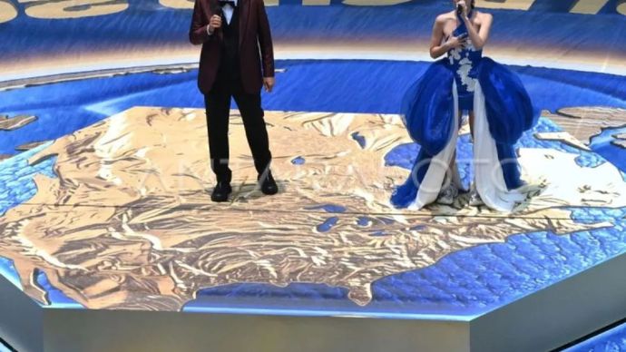 Penyanyi Andrea Bocelli (kiri) dan EJAE tampil dalam seremoni pembukaan Piala Dunia 2026 di Stadion Azteca, Mexico City, Meksiko, Kamis (11/6/2026)