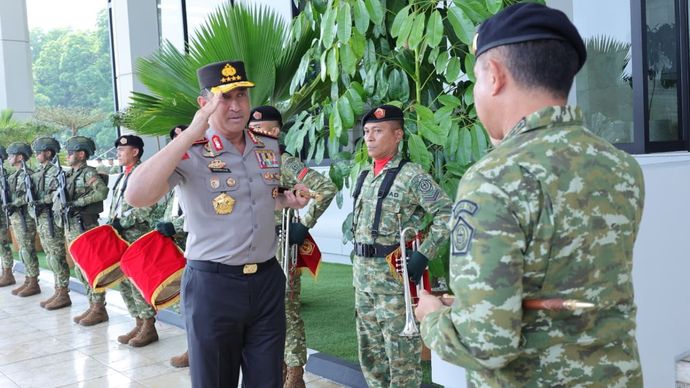 Kapolri Jenderal Polisi Suyudi Ario Seto melakukan kunjungan silaturahmi ke Panglima TNI Jenderal TNI Agus Subiyanto di Mabes TNI, Cilangkap, Jakarta Timur, Senin, 19 Oktober 2026.