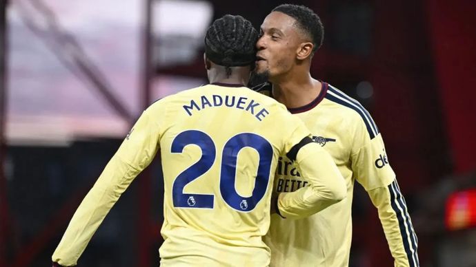 Selebrasi Noni Madueke setelah mencetak gol untuk Arsenal lawan Nottingham dalam pertandingan Liga Inggris 2026/27 di Ground Park pada Minggu (18/10/2026).