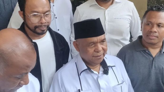 Petrus Bala Pattyona, selaku kuasa hukum dari Bharatu Laurentius Valdo Fernandez Lawai, polisi yang tewas usai diduga ditembak oleh juniornya di Markas Ditpoludara, Pondok Cabe, Tangerang Selatan, memberikan keterangan kepada wartawan di Polda Metro Jaya, Senin (19/10/2026)