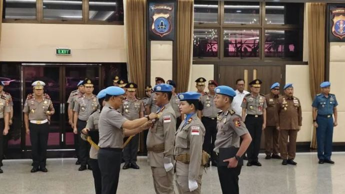 Wakapolri Komjen Pol. Wahyu Hadiningrat menyematkan tanda kehormatan Satyalancana Buana dari Presiden Prabowo Subianto