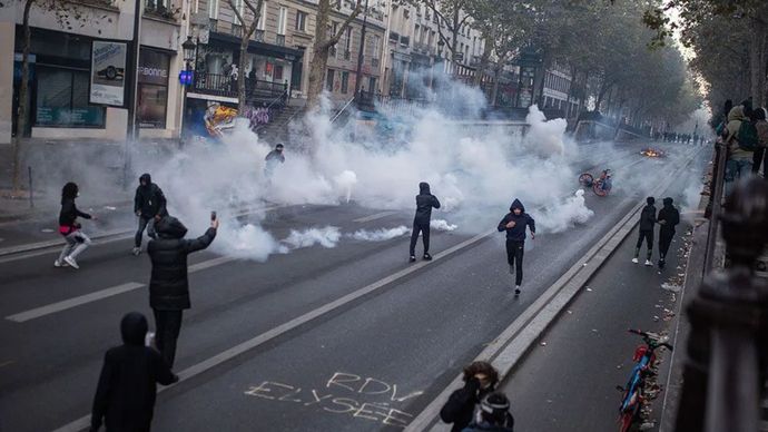 Polisi terlibat bentrokan dengan para pengunjuk rasa dalam sebuah demonstrasi di tengah mobilisasi nasional terkait kenaikan biaya hidup, harga bahan bakar, dan pendanaan pendidikan di Paris, Prancis, Minggu (18/10/2026).