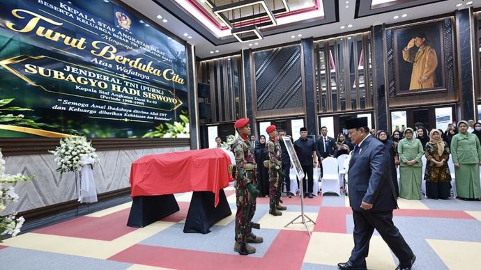 Prabowo Subianto menghadiri persemayaman Almarhum Jenderal TNI (Purn) Subagyo Hadi Siswoyo di Markas Besar Angkatan Darat (Mabesad), Jakarta, pada Selasa, 20 Oktober 2026.