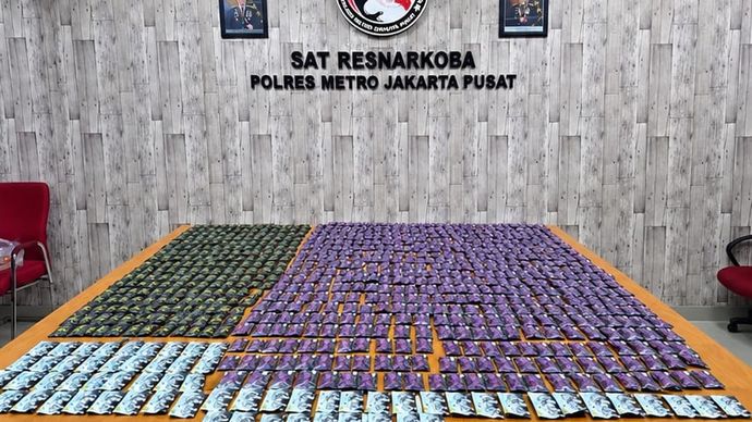 Polres Metro Jakarta Pusat mengungkap dugaan peredaran 858 kartrid rokok elektronik atau vape yang diduga mengandung etomidate