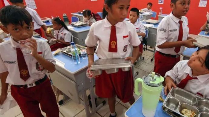 siswa menyantap makanan bergizi gratis