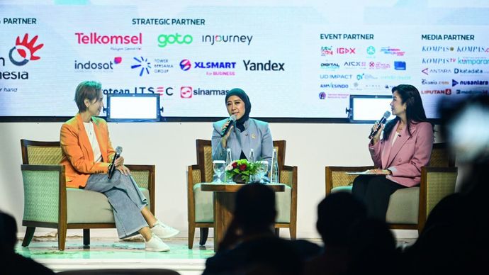 Menteri Komunikasi dan Digital RI Meutya Hafid (tengah) bersama Menteri Pembangunan Digital dan Informasi Singapura Josephine Teo (kiri) saat tampil dalam diskusi panel pada rangkaian pembukaan Bali Tech Week (BTW) 2026 di Bali, Senin (19/10/2026).