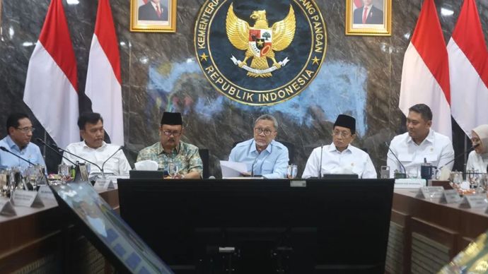 Menteri Koordinator Bidang Pangan Zulkifli Hasan (tengah) memimpin rapat koordinasi terbatas tingkat menteri mengenai penyelenggaraan program Makan Bergizi Gratis (MBG) di Kantor Kementerian Koordinator Bidang Pangan, Jakarta, Senin (19/10/2026)