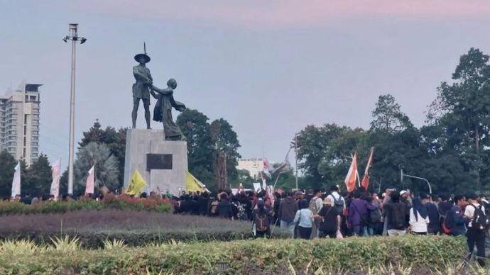 Suasana unjuk rasa oleh mahasiswa serta sejumlah elemen massa di kawasan Tugu Tani, Jakarta Pusat, Selasa (20/10/2026).