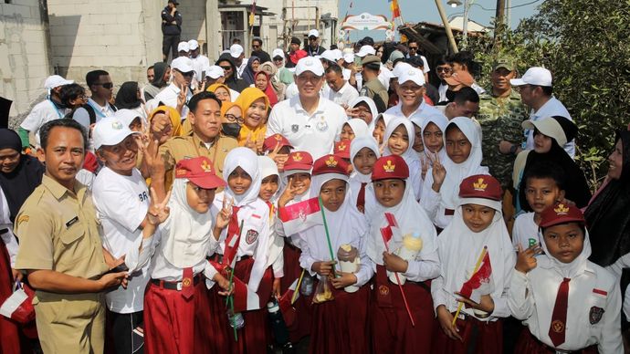 Menteri Koordinator Bidang Infrastruktur dan Pembangunan Kewilayahan Agus Harimurti Yudhoyono (AHY) berfoto bersama anak-anak sekolah dan warga setempat yang menyambut antusias kegiatan perlindungan pesisir di Demak.