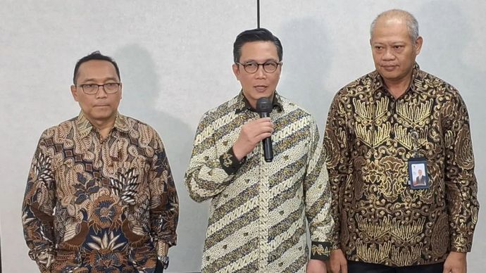 Direktur Utama PT Bursa Efek Indonesia (BEI) Jeffrey Hendrik (tengah) menyampaikan keterangan di Gedung BEI, Jakarta, Senin (19/10/2026). 