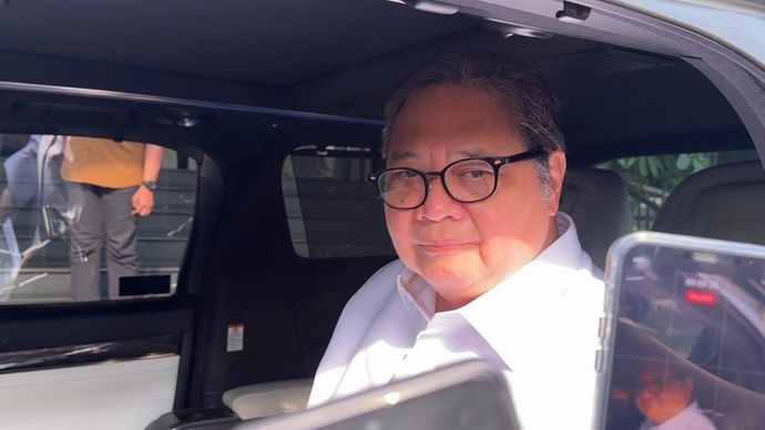 Menteri Koordinator Bidang Perekonomian Airlangga Hartarto buka suara terkait mengenai rencana pemberian telepon seluler atau handphone (HP) gratis bagi penerima bantuan sosial (bansos).