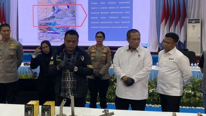 Kasubdit Lakabakar Pusat Laboratorium Forensik (Puslabfor) Bareskrim Polri Kompol Henry Siahaan (kiri) menjelaskan beberapa barang bukti yang dikumpulkan dari lokasi GI Sei Harapan dimana terdapat gangguan yang memicu blackout Batam-Bintan pada konferensi pers pengungkapan di Mapolda Kepri Batam, Kepri, Selasa (20/10/2026)