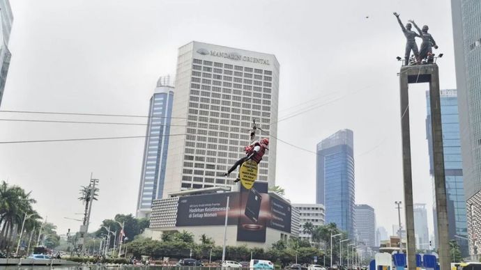 Proses evakuasi aktivis Greenpeace Indonesia dari atas Bundaran HI, Jakarta Pusat pada Selasa (20/10/2026). 