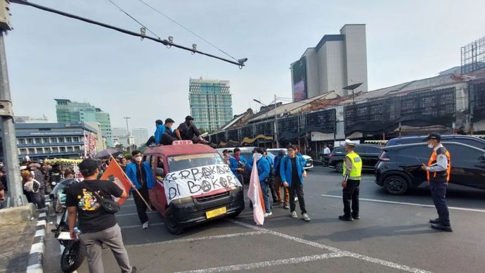 Peserta aksi unjuk rasa datang ke kawasan Tugu Tani, Jakarta Pusat, pada Selasa (20/10/2026).